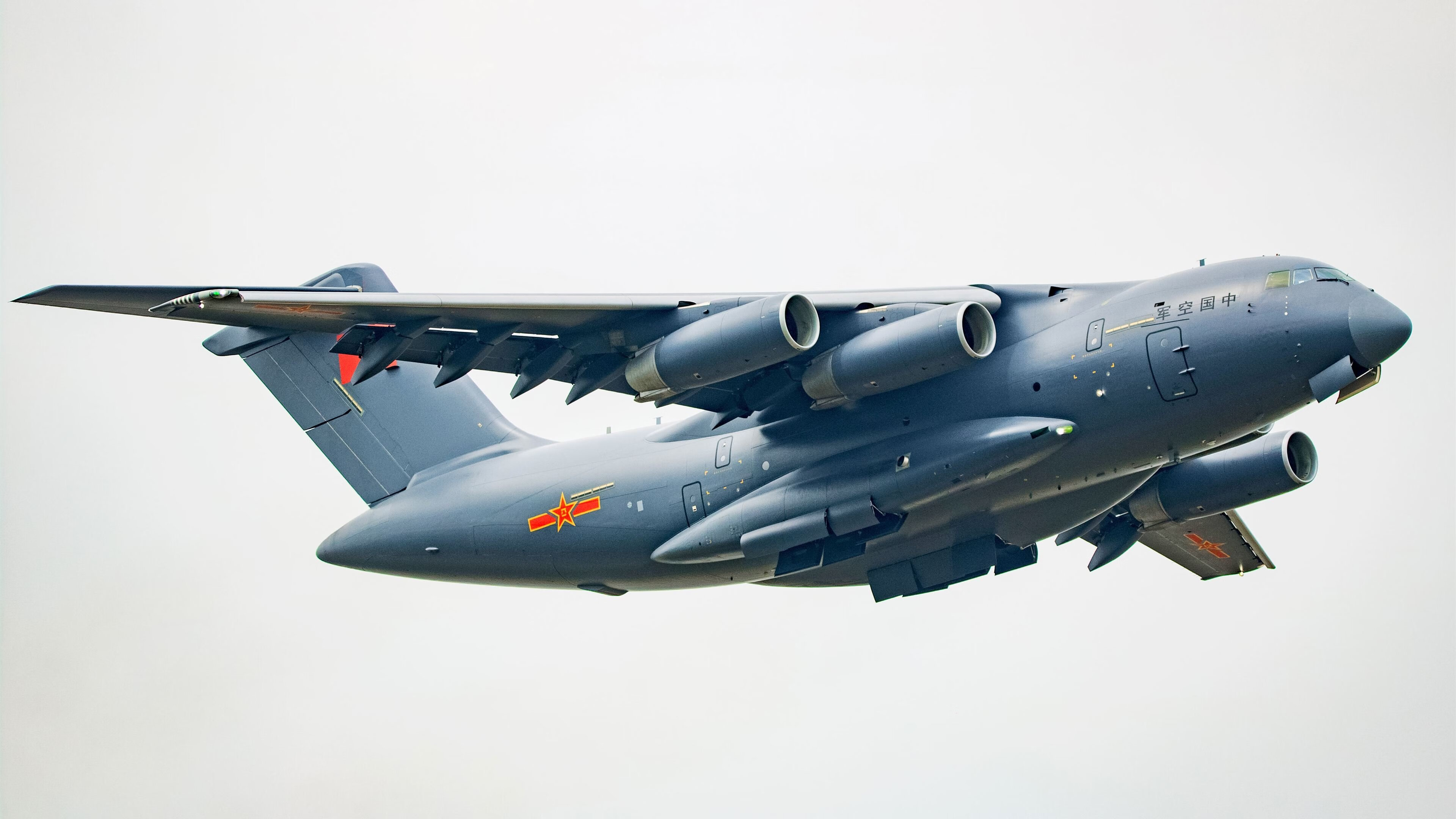 极速黑夜，赛道与球场的时间博弈