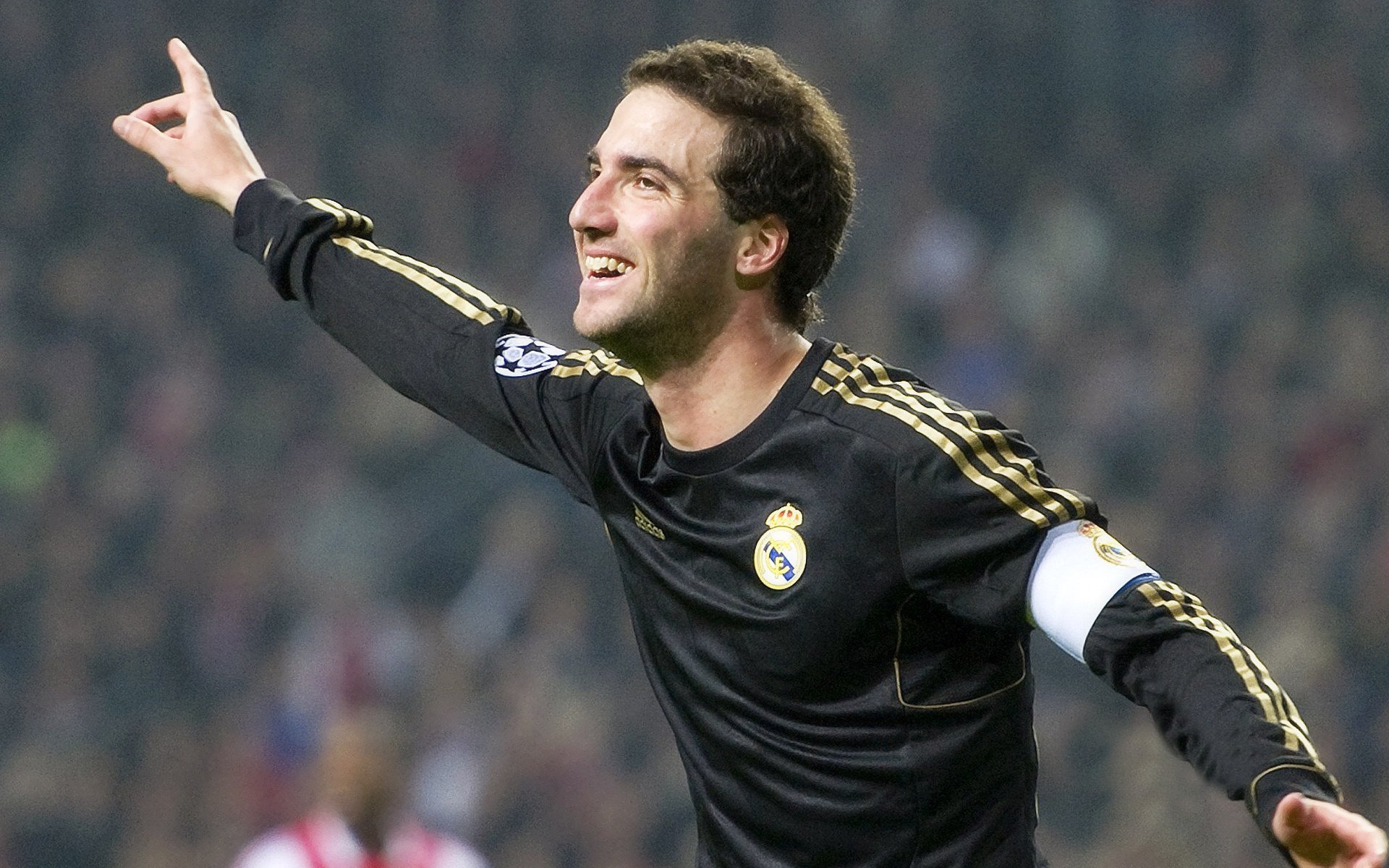 F1街道赛之夜，阿克以完美表现征服街道